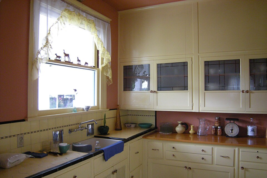 Image of an empty house kitchen