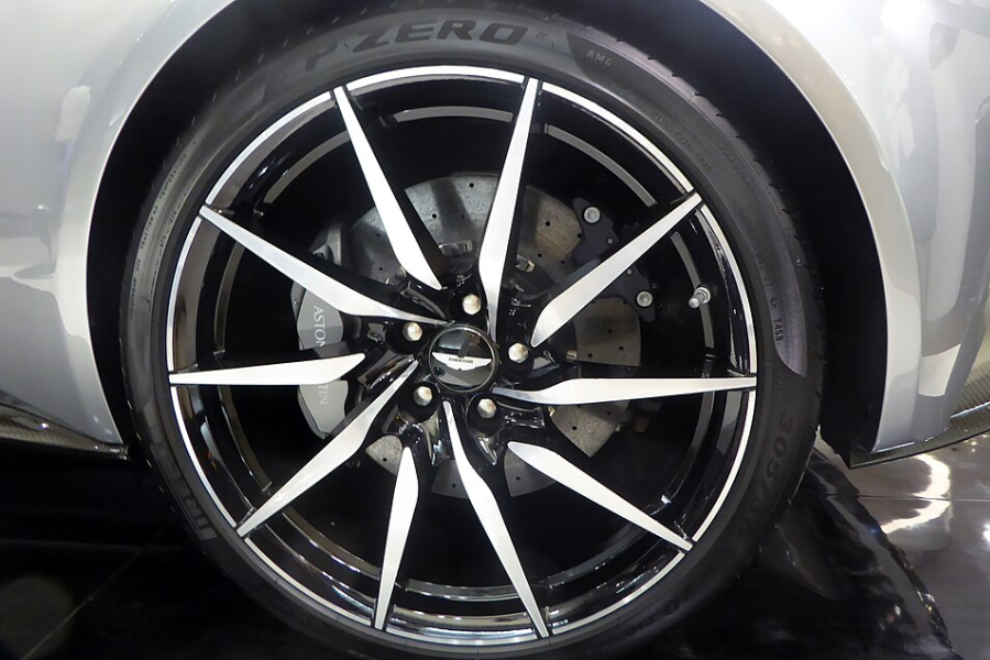 The tire wheel of Aston Martin DB10