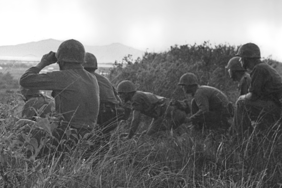 Black and White Picture of vietnam soldiers in combat